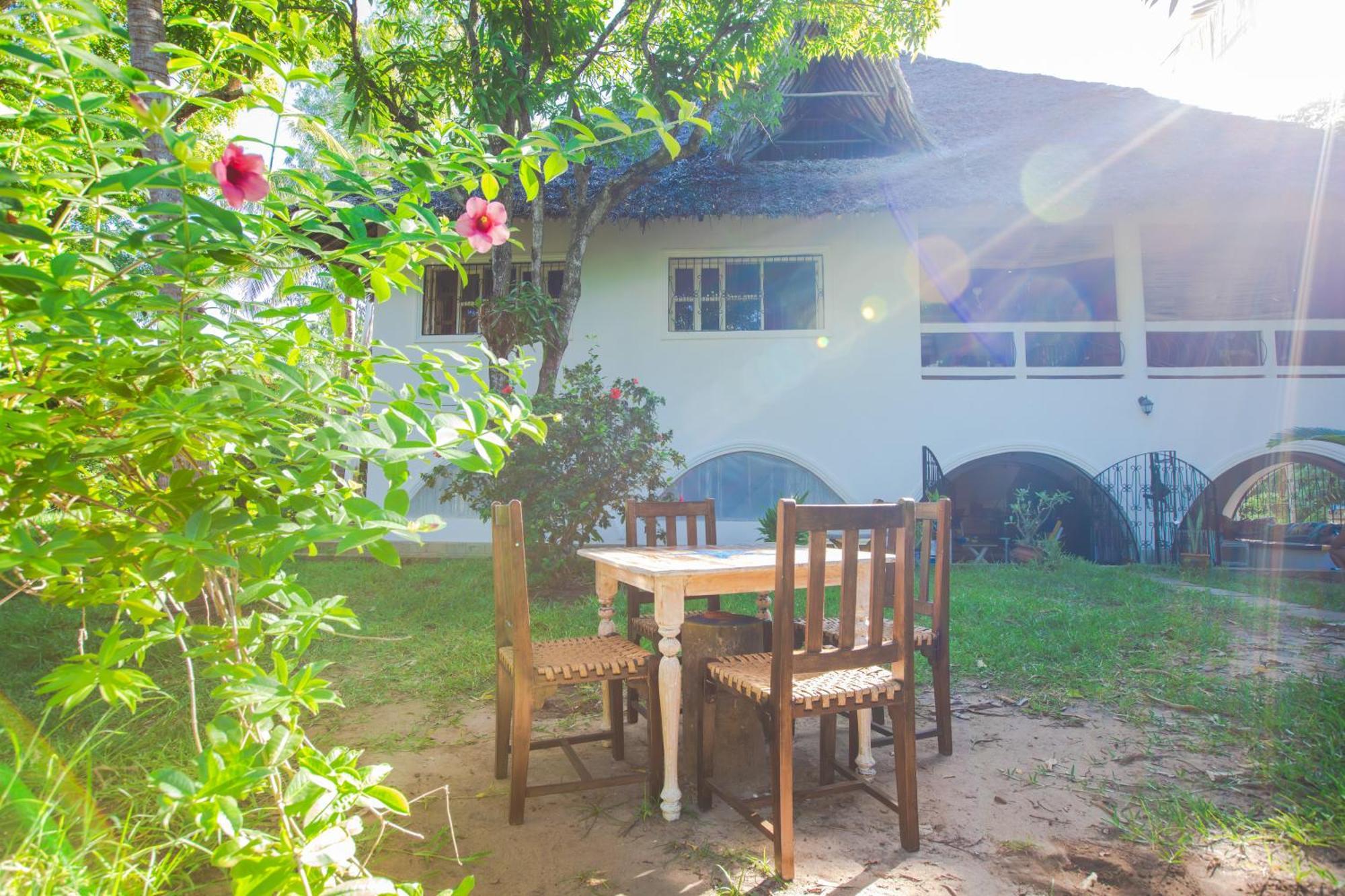 Hotel Footprints House Diani Beach Exterior foto